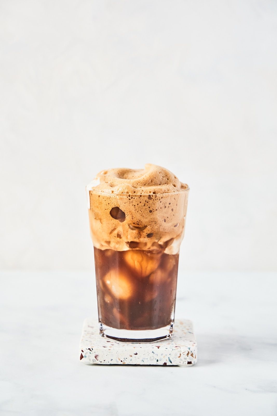 Hausgemachter Frappé mit cremigem Schaum im Cafe Mocca